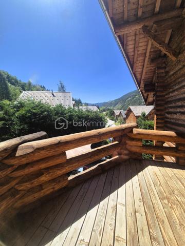 🏔️✨ CHALET D'EXCEPTION EN RONDINS – ALL0S – PRESTATIONS HAUT DE GAMME – VUE PANORAMIQUE 🌲
❤️ L'ART DE VIVRE À LA MONTAGNE DANS UN CHALET D'EXCEPTION
À Allos, au cœur du Val d'Allos, découvrez ce magnifique chalet traditionnel en rondins, construit en 2007 avec des matériaux nobles et des prestations de grande qualité.
Implanté à l'extrémité du hameau recherché de Rochegrand, ce bien rare bénéficie d'un environnement privilégié, sans vis-à-vis, offrant une vue panoramique exceptionnelle sur les montagnes et une tranquillité absolue, tout en restant à seulement 10 minutes à pied du centre du village, de ses commerces et des navettes desservant les stations de ski.
Situé aux portes du Parc National du Mercantour, à proximité des stations du Seignus et de La Foux d'Allos – Espace Lumière, des sources du Verdon, du Lac d'Allos et des célèbres Gorges du Verdon, ce chalet est une véritable invitation à profiter de la montagne en toutes saisons. 🌿⛷️🚵‍♂️💧
________________________________________
✨ UN CHALET AUX VOLUMES GÉNÉREUX
Avec près de 260 m² de surface de plancher, dont environ 200 m² habitables, ce chalet a été pensé pour accueillir confortablement famille et amis dans une atmosphère chaleureuse et authentique.
Le cœur de la maison s'organise autour d'un magnifique espace de vie baigné de lumière comprenant :
🛋️ Un vaste salon chaleureux, agrémenté d'un poêle à granulés,
🍽️ Une grande salle à manger conviviale,
👨‍🍳 Une cuisine ouverte parfaitement équipée.
L'ensemble, sublimé par les rondins apparents et les volumes généreux, offre une ambiance unique où authenticité rime avec confort.
________________________________________
🛏️ L'ESPACE NUIT
Le chalet dispose de :
🛌 5 belles chambres
🛁 2 salles de bains
👗 Dressing et nombreux espaces de rangement.
Chaque espace a été pensé pour offrir confort, intimité et fonctionnalité.
________________________________________
🎱 DES ESPACES DE VIE UNIQUES
Ce chalet ne se contente pas d'être beau...
Il offre également de nombreux espaces dédiés aux loisirs et au bien-être :
🎱 Grande salle de jeux avec billard,
🎼 Salon musique,
🧺 Buanderie,
📚 Bureau,
🧰 Atelier pouvant accueillir vélos, motos ou matériel de montagne,
🏡 Sous-sol aménagé offrant de nombreuses possibilités d'aménagement (espace bien-être, salle de sport, jacuzzi...),
🌳 Abri de jardin.
Près de 40 m² de surfaces annexes viennent compléter les prestations.
________________________________________
🌞 DES EXTÉRIEURS PENSÉS POUR PROFITER DE CHAQUE SAISON
À l'extérieur, le charme opère immédiatement...
☀️ Grande terrasse principale exposée Sud/Ouest, parfaitement ensoleillée.
🍕 Cuisine d'été entièrement équipée avec four à pizza et espace grillades.
☕ Plusieurs terrasses intimistes, idéales pour un café au soleil, un moment de lecture ou un apéritif face aux montagnes.
🌿 Terrain offrant encore de belles possibilités d'aménagement paysager.
Un véritable havre de paix où chaque espace invite à la détente.
________________________________________
🔥 CONFORT & PERFORMANCES
Le chalet bénéficie d'équipements récents et performants :
🔥 Poêle à granulés
🌡️ Plancher chauffant dans le salon
⚡ Radiateurs électriques récents
🏡 Très bonne performance énergétique avec un DPE classé C, particulièrement appréciable à cette altitude.
🚗 Deux places de stationnement privatives complètent le bien.
________________________________________
📍 UN EMPLACEMENT PRIVILÉGIÉ
⛷️ À seulement 5 minutes de la station du Seignus.
🎿 À 10 minutes de La Foux d'Allos – Espace Lumière.
🚌 Navettes gratuites accessibles à pied.
🌊 En été, profitez de la base de loisirs d'Allos : baignade, paddle, jeux, mini-golf, tennis...
🚵‍♂️ VTT, trail, randonnée, pêche, escalade et grands espaces.
🥾 À proximité immédiate du Lac d'Allos, joyau du Mercantour.
🏰 À seulement quelques minutes de Colmars-les-Alpes, classé parmi Les Plus Beaux Villages de France.
🚗 Nice à environ 2 h, Marseille et Toulon à environ 3 h.
________________________________________
⭐ LES PLUS
💙 Chalet traditionnel en rondins
🌄 Vue panoramique sans vis-à-vis
🏡 Environ 260 m² de surface de plancher
🛏️ 5 chambres
🎱 Salle de jeux avec billard
🎼 Salon musique
🍕 Cuisine d'été avec four à pizza
🌞 Nombreuses terrasses
🔥 DPE C
🚗 2 places de stationnement
🌿 Hameau calme et recherché
🏔️ Prestations haut de gamme
________________________________________
✨ Bien plus qu'un chalet, c'est un véritable lieu de vie où authenticité, confort et nature se rencontrent. Une propriété rare, pensée pour partager des moments inoubliables en famille ou entre amis, dans l'un des plus beaux cadres des Alpes du Sud.
📞 Une visite s'impose ! Contactez-moi dès aujourd'hui pour découvrir ce bien d'exception.
🏔️ Le Val d'Allos, bien plus qu'une destination… un art de vivre au cœur des Alpes.