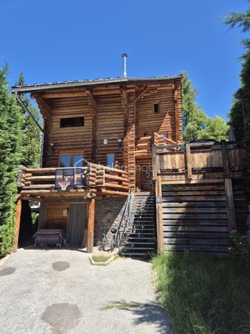 🏔️✨ CHALET D'EXCEPTION EN RONDINS – ALL0S – PRESTATIONS HAUT DE GAMME – VUE PANORAMIQUE 🌲
❤️ L'ART DE VIVRE À LA MONTAGNE DANS UN CHALET D'EXCEPTION
À Allos, au cœur du Val d'Allos, découvrez ce magnifique chalet traditionnel en rondins, construit en 2007 avec des matériaux nobles et des prestations de grande qualité.
Implanté à l'extrémité du hameau recherché de Rochegrand, ce bien rare bénéficie d'un environnement privilégié, sans vis-à-vis, offrant une vue panoramique exceptionnelle sur les montagnes et une tranquillité absolue, tout en restant à seulement 10 minutes à pied du centre du village, de ses commerces et des navettes desservant les stations de ski.
Situé aux portes du Parc National du Mercantour, à proximité des stations du Seignus et de La Foux d'Allos – Espace Lumière, des sources du Verdon, du Lac d'Allos et des célèbres Gorges du Verdon, ce chalet est une véritable invitation à profiter de la montagne en toutes saisons. 🌿⛷️🚵‍♂️💧
________________________________________
✨ UN CHALET AUX VOLUMES GÉNÉREUX
Avec près de 260 m² de surface de plancher, dont environ 200 m² habitables, ce chalet a été pensé pour accueillir confortablement famille et amis dans une atmosphère chaleureuse et authentique.
Le cœur de la maison s'organise autour d'un magnifique espace de vie baigné de lumière comprenant :
🛋️ Un vaste salon chaleureux, agrémenté d'un poêle à granulés,
🍽️ Une grande salle à manger conviviale,
👨‍🍳 Une cuisine ouverte parfaitement équipée.
L'ensemble, sublimé par les rondins apparents et les volumes généreux, offre une ambiance unique où authenticité rime avec confort.
________________________________________
🛏️ L'ESPACE NUIT
Le chalet dispose de :
🛌 5 belles chambres
🛁 2 salles de bains
👗 Dressing et nombreux espaces de rangement.
Chaque espace a été pensé pour offrir confort, intimité et fonctionnalité.
________________________________________
🎱 DES ESPACES DE VIE UNIQUES
Ce chalet ne se contente pas d'être beau...
Il offre également de nombreux espaces dédiés aux loisirs et au bien-être :
🎱 Grande salle de jeux avec billard,
🎼 Salon musique,
🧺 Buanderie,
📚 Bureau,
🧰 Atelier pouvant accueillir vélos, motos ou matériel de montagne,
🏡 Sous-sol aménagé offrant de nombreuses possibilités d'aménagement (espace bien-être, salle de sport, jacuzzi...),
🌳 Abri de jardin.
Près de 40 m² de surfaces annexes viennent compléter les prestations.
________________________________________
🌞 DES EXTÉRIEURS PENSÉS POUR PROFITER DE CHAQUE SAISON
À l'extérieur, le charme opère immédiatement...
☀️ Grande terrasse principale exposée Sud/Ouest, parfaitement ensoleillée.
🍕 Cuisine d'été entièrement équipée avec four à pizza et espace grillades.
☕ Plusieurs terrasses intimistes, idéales pour un café au soleil, un moment de lecture ou un apéritif face aux montagnes.
🌿 Terrain offrant encore de belles possibilités d'aménagement paysager.
Un véritable havre de paix où chaque espace invite à la détente.
________________________________________
🔥 CONFORT & PERFORMANCES
Le chalet bénéficie d'équipements récents et performants :
🔥 Poêle à granulés
🌡️ Plancher chauffant dans le salon
⚡ Radiateurs électriques récents
🏡 Très bonne performance énergétique avec un DPE classé C, particulièrement appréciable à cette altitude.
🚗 Deux places de stationnement privatives complètent le bien.
________________________________________
📍 UN EMPLACEMENT PRIVILÉGIÉ
⛷️ À seulement 5 minutes de la station du Seignus.
🎿 À 10 minutes de La Foux d'Allos – Espace Lumière.
🚌 Navettes gratuites accessibles à pied.
🌊 En été, profitez de la base de loisirs d'Allos : baignade, paddle, jeux, mini-golf, tennis...
🚵‍♂️ VTT, trail, randonnée, pêche, escalade et grands espaces.
🥾 À proximité immédiate du Lac d'Allos, joyau du Mercantour.
🏰 À seulement quelques minutes de Colmars-les-Alpes, classé parmi Les Plus Beaux Villages de France.
🚗 Nice à environ 2 h, Marseille et Toulon à environ 3 h.
________________________________________
⭐ LES PLUS
💙 Chalet traditionnel en rondins
🌄 Vue panoramique sans vis-à-vis
🏡 Environ 260 m² de surface de plancher
🛏️ 5 chambres
🎱 Salle de jeux avec billard
🎼 Salon musique
🍕 Cuisine d'été avec four à pizza
🌞 Nombreuses terrasses
🔥 DPE C
🚗 2 places de stationnement
🌿 Hameau calme et recherché
🏔️ Prestations haut de gamme
________________________________________
✨ Bien plus qu'un chalet, c'est un véritable lieu de vie où authenticité, confort et nature se rencontrent. Une propriété rare, pensée pour partager des moments inoubliables en famille ou entre amis, dans l'un des plus beaux cadres des Alpes du Sud.
📞 Une visite s'impose ! Contactez-moi dès aujourd'hui pour découvrir ce bien d'exception.
🏔️ Le Val d'Allos, bien plus qu'une destination… un art de vivre au cœur des Alpes.