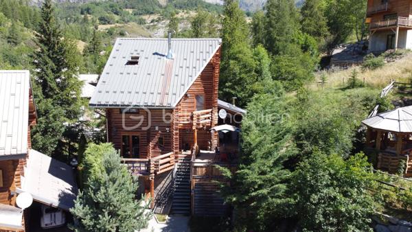 🏔️✨ CHALET D'EXCEPTION EN RONDINS – ALL0S – PRESTATIONS HAUT DE GAMME – VUE PANORAMIQUE 🌲
❤️ L'ART DE VIVRE À LA MONTAGNE DANS UN CHALET D'EXCEPTION
À Allos, au cœur du Val d'Allos, découvrez ce magnifique chalet traditionnel en rondins, construit en 2007 avec des matériaux nobles et des prestations de grande qualité.
Implanté à l'extrémité du hameau recherché de Rochegrand, ce bien rare bénéficie d'un environnement privilégié, sans vis-à-vis, offrant une vue panoramique exceptionnelle sur les montagnes et une tranquillité absolue, tout en restant à seulement 10 minutes à pied du centre du village, de ses commerces et des navettes desservant les stations de ski.
Situé aux portes du Parc National du Mercantour, à proximité des stations du Seignus et de La Foux d'Allos – Espace Lumière, des sources du Verdon, du Lac d'Allos et des célèbres Gorges du Verdon, ce chalet est une véritable invitation à profiter de la montagne en toutes saisons. 🌿⛷️🚵‍♂️💧
________________________________________
✨ UN CHALET AUX VOLUMES GÉNÉREUX
Avec près de 260 m² de surface de plancher, dont environ 200 m² habitables, ce chalet a été pensé pour accueillir confortablement famille et amis dans une atmosphère chaleureuse et authentique.
Le cœur de la maison s'organise autour d'un magnifique espace de vie baigné de lumière comprenant :
🛋️ Un vaste salon chaleureux, agrémenté d'un poêle à granulés,
🍽️ Une grande salle à manger conviviale,
👨‍🍳 Une cuisine ouverte parfaitement équipée.
L'ensemble, sublimé par les rondins apparents et les volumes généreux, offre une ambiance unique où authenticité rime avec confort.
________________________________________
🛏️ L'ESPACE NUIT
Le chalet dispose de :
🛌 5 belles chambres
🛁 2 salles de bains
👗 Dressing et nombreux espaces de rangement.
Chaque espace a été pensé pour offrir confort, intimité et fonctionnalité.
________________________________________
🎱 DES ESPACES DE VIE UNIQUES
Ce chalet ne se contente pas d'être beau...
Il offre également de nombreux espaces dédiés aux loisirs et au bien-être :
🎱 Grande salle de jeux avec billard,
🎼 Salon musique,
🧺 Buanderie,
📚 Bureau,
🧰 Atelier pouvant accueillir vélos, motos ou matériel de montagne,
🏡 Sous-sol aménagé offrant de nombreuses possibilités d'aménagement (espace bien-être, salle de sport, jacuzzi...),
🌳 Abri de jardin.
Près de 40 m² de surfaces annexes viennent compléter les prestations.
________________________________________
🌞 DES EXTÉRIEURS PENSÉS POUR PROFITER DE CHAQUE SAISON
À l'extérieur, le charme opère immédiatement...
☀️ Grande terrasse principale exposée Sud/Ouest, parfaitement ensoleillée.
🍕 Cuisine d'été entièrement équipée avec four à pizza et espace grillades.
☕ Plusieurs terrasses intimistes, idéales pour un café au soleil, un moment de lecture ou un apéritif face aux montagnes.
🌿 Terrain offrant encore de belles possibilités d'aménagement paysager.
Un véritable havre de paix où chaque espace invite à la détente.
________________________________________
🔥 CONFORT & PERFORMANCES
Le chalet bénéficie d'équipements récents et performants :
🔥 Poêle à granulés
🌡️ Plancher chauffant dans le salon
⚡ Radiateurs électriques récents
🏡 Très bonne performance énergétique avec un DPE classé C, particulièrement appréciable à cette altitude.
🚗 Deux places de stationnement privatives complètent le bien.
________________________________________
📍 UN EMPLACEMENT PRIVILÉGIÉ
⛷️ À seulement 5 minutes de la station du Seignus.
🎿 À 10 minutes de La Foux d'Allos – Espace Lumière.
🚌 Navettes gratuites accessibles à pied.
🌊 En été, profitez de la base de loisirs d'Allos : baignade, paddle, jeux, mini-golf, tennis...
🚵‍♂️ VTT, trail, randonnée, pêche, escalade et grands espaces.
🥾 À proximité immédiate du Lac d'Allos, joyau du Mercantour.
🏰 À seulement quelques minutes de Colmars-les-Alpes, classé parmi Les Plus Beaux Villages de France.
🚗 Nice à environ 2 h, Marseille et Toulon à environ 3 h.
________________________________________
⭐ LES PLUS
💙 Chalet traditionnel en rondins
🌄 Vue panoramique sans vis-à-vis
🏡 Environ 260 m² de surface de plancher
🛏️ 5 chambres
🎱 Salle de jeux avec billard
🎼 Salon musique
🍕 Cuisine d'été avec four à pizza
🌞 Nombreuses terrasses
🔥 DPE C
🚗 2 places de stationnement
🌿 Hameau calme et recherché
🏔️ Prestations haut de gamme
________________________________________
✨ Bien plus qu'un chalet, c'est un véritable lieu de vie où authenticité, confort et nature se rencontrent. Une propriété rare, pensée pour partager des moments inoubliables en famille ou entre amis, dans l'un des plus beaux cadres des Alpes du Sud.
📞 Une visite s'impose ! Contactez-moi dès aujourd'hui pour découvrir ce bien d'exception.
🏔️ Le Val d'Allos, bien plus qu'une destination… un art de vivre au cœur des Alpes.