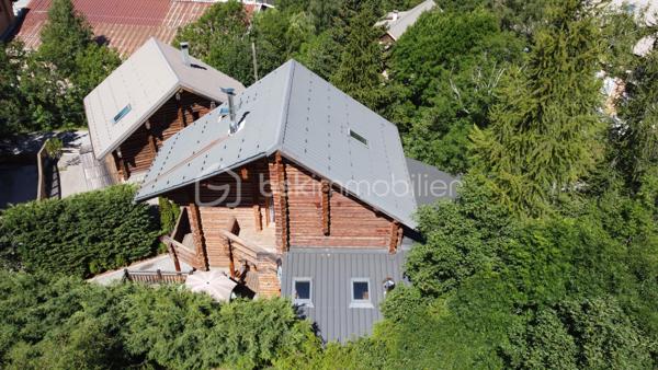 🏔️✨ CHALET D'EXCEPTION EN RONDINS – ALL0S – PRESTATIONS HAUT DE GAMME – VUE PANORAMIQUE 🌲
❤️ L'ART DE VIVRE À LA MONTAGNE DANS UN CHALET D'EXCEPTION
À Allos, au cœur du Val d'Allos, découvrez ce magnifique chalet traditionnel en rondins, construit en 2007 avec des matériaux nobles et des prestations de grande qualité.
Implanté à l'extrémité du hameau recherché de Rochegrand, ce bien rare bénéficie d'un environnement privilégié, sans vis-à-vis, offrant une vue panoramique exceptionnelle sur les montagnes et une tranquillité absolue, tout en restant à seulement 10 minutes à pied du centre du village, de ses commerces et des navettes desservant les stations de ski.
Situé aux portes du Parc National du Mercantour, à proximité des stations du Seignus et de La Foux d'Allos – Espace Lumière, des sources du Verdon, du Lac d'Allos et des célèbres Gorges du Verdon, ce chalet est une véritable invitation à profiter de la montagne en toutes saisons. 🌿⛷️🚵‍♂️💧
________________________________________
✨ UN CHALET AUX VOLUMES GÉNÉREUX
Avec près de 260 m² de surface de plancher, dont environ 200 m² habitables, ce chalet a été pensé pour accueillir confortablement famille et amis dans une atmosphère chaleureuse et authentique.
Le cœur de la maison s'organise autour d'un magnifique espace de vie baigné de lumière comprenant :
🛋️ Un vaste salon chaleureux, agrémenté d'un poêle à granulés,
🍽️ Une grande salle à manger conviviale,
👨‍🍳 Une cuisine ouverte parfaitement équipée.
L'ensemble, sublimé par les rondins apparents et les volumes généreux, offre une ambiance unique où authenticité rime avec confort.
________________________________________
🛏️ L'ESPACE NUIT
Le chalet dispose de :
🛌 5 belles chambres
🛁 2 salles de bains
👗 Dressing et nombreux espaces de rangement.
Chaque espace a été pensé pour offrir confort, intimité et fonctionnalité.
________________________________________
🎱 DES ESPACES DE VIE UNIQUES
Ce chalet ne se contente pas d'être beau...
Il offre également de nombreux espaces dédiés aux loisirs et au bien-être :
🎱 Grande salle de jeux avec billard,
🎼 Salon musique,
🧺 Buanderie,
📚 Bureau,
🧰 Atelier pouvant accueillir vélos, motos ou matériel de montagne,
🏡 Sous-sol aménagé offrant de nombreuses possibilités d'aménagement (espace bien-être, salle de sport, jacuzzi...),
🌳 Abri de jardin.
Près de 40 m² de surfaces annexes viennent compléter les prestations.
________________________________________
🌞 DES EXTÉRIEURS PENSÉS POUR PROFITER DE CHAQUE SAISON
À l'extérieur, le charme opère immédiatement...
☀️ Grande terrasse principale exposée Sud/Ouest, parfaitement ensoleillée.
🍕 Cuisine d'été entièrement équipée avec four à pizza et espace grillades.
☕ Plusieurs terrasses intimistes, idéales pour un café au soleil, un moment de lecture ou un apéritif face aux montagnes.
🌿 Terrain offrant encore de belles possibilités d'aménagement paysager.
Un véritable havre de paix où chaque espace invite à la détente.
________________________________________
🔥 CONFORT & PERFORMANCES
Le chalet bénéficie d'équipements récents et performants :
🔥 Poêle à granulés
🌡️ Plancher chauffant dans le salon
⚡ Radiateurs électriques récents
🏡 Très bonne performance énergétique avec un DPE classé C, particulièrement appréciable à cette altitude.
🚗 Deux places de stationnement privatives complètent le bien.
________________________________________
📍 UN EMPLACEMENT PRIVILÉGIÉ
⛷️ À seulement 5 minutes de la station du Seignus.
🎿 À 10 minutes de La Foux d'Allos – Espace Lumière.
🚌 Navettes gratuites accessibles à pied.
🌊 En été, profitez de la base de loisirs d'Allos : baignade, paddle, jeux, mini-golf, tennis...
🚵‍♂️ VTT, trail, randonnée, pêche, escalade et grands espaces.
🥾 À proximité immédiate du Lac d'Allos, joyau du Mercantour.
🏰 À seulement quelques minutes de Colmars-les-Alpes, classé parmi Les Plus Beaux Villages de France.
🚗 Nice à environ 2 h, Marseille et Toulon à environ 3 h.
________________________________________
⭐ LES PLUS
💙 Chalet traditionnel en rondins
🌄 Vue panoramique sans vis-à-vis
🏡 Environ 260 m² de surface de plancher
🛏️ 5 chambres
🎱 Salle de jeux avec billard
🎼 Salon musique
🍕 Cuisine d'été avec four à pizza
🌞 Nombreuses terrasses
🔥 DPE C
🚗 2 places de stationnement
🌿 Hameau calme et recherché
🏔️ Prestations haut de gamme
________________________________________
✨ Bien plus qu'un chalet, c'est un véritable lieu de vie où authenticité, confort et nature se rencontrent. Une propriété rare, pensée pour partager des moments inoubliables en famille ou entre amis, dans l'un des plus beaux cadres des Alpes du Sud.
📞 Une visite s'impose ! Contactez-moi dès aujourd'hui pour découvrir ce bien d'exception.
🏔️ Le Val d'Allos, bien plus qu'une destination… un art de vivre au cœur des Alpes.