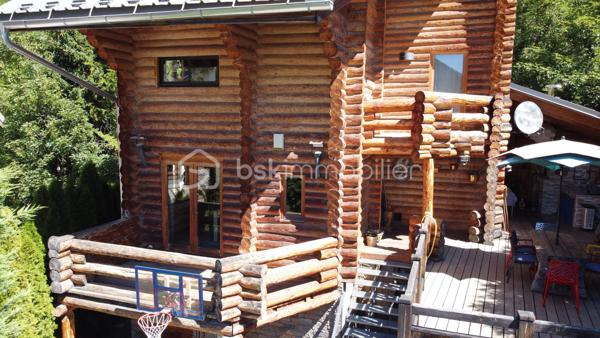 🏔️✨ CHALET D'EXCEPTION EN RONDINS – ALL0S – PRESTATIONS HAUT DE GAMME – VUE PANORAMIQUE 🌲
❤️ L'ART DE VIVRE À LA MONTAGNE DANS UN CHALET D'EXCEPTION
À Allos, au cœur du Val d'Allos, découvrez ce magnifique chalet traditionnel en rondins, construit en 2007 avec des matériaux nobles et des prestations de grande qualité.
Implanté à l'extrémité du hameau recherché de Rochegrand, ce bien rare bénéficie d'un environnement privilégié, sans vis-à-vis, offrant une vue panoramique exceptionnelle sur les montagnes et une tranquillité absolue, tout en restant à seulement 10 minutes à pied du centre du village, de ses commerces et des navettes desservant les stations de ski.
Situé aux portes du Parc National du Mercantour, à proximité des stations du Seignus et de La Foux d'Allos – Espace Lumière, des sources du Verdon, du Lac d'Allos et des célèbres Gorges du Verdon, ce chalet est une véritable invitation à profiter de la montagne en toutes saisons. 🌿⛷️🚵‍♂️💧
________________________________________
✨ UN CHALET AUX VOLUMES GÉNÉREUX
Avec près de 260 m² de surface de plancher, dont environ 200 m² habitables, ce chalet a été pensé pour accueillir confortablement famille et amis dans une atmosphère chaleureuse et authentique.
Le cœur de la maison s'organise autour d'un magnifique espace de vie baigné de lumière comprenant :
🛋️ Un vaste salon chaleureux, agrémenté d'un poêle à granulés,
🍽️ Une grande salle à manger conviviale,
👨‍🍳 Une cuisine ouverte parfaitement équipée.
L'ensemble, sublimé par les rondins apparents et les volumes généreux, offre une ambiance unique où authenticité rime avec confort.
________________________________________
🛏️ L'ESPACE NUIT
Le chalet dispose de :
🛌 5 belles chambres
🛁 2 salles de bains
👗 Dressing et nombreux espaces de rangement.
Chaque espace a été pensé pour offrir confort, intimité et fonctionnalité.
________________________________________
🎱 DES ESPACES DE VIE UNIQUES
Ce chalet ne se contente pas d'être beau...
Il offre également de nombreux espaces dédiés aux loisirs et au bien-être :
🎱 Grande salle de jeux avec billard,
🎼 Salon musique,
🧺 Buanderie,
📚 Bureau,
🧰 Atelier pouvant accueillir vélos, motos ou matériel de montagne,
🏡 Sous-sol aménagé offrant de nombreuses possibilités d'aménagement (espace bien-être, salle de sport, jacuzzi...),
🌳 Abri de jardin.
Près de 40 m² de surfaces annexes viennent compléter les prestations.
________________________________________
🌞 DES EXTÉRIEURS PENSÉS POUR PROFITER DE CHAQUE SAISON
À l'extérieur, le charme opère immédiatement...
☀️ Grande terrasse principale exposée Sud/Ouest, parfaitement ensoleillée.
🍕 Cuisine d'été entièrement équipée avec four à pizza et espace grillades.
☕ Plusieurs terrasses intimistes, idéales pour un café au soleil, un moment de lecture ou un apéritif face aux montagnes.
🌿 Terrain offrant encore de belles possibilités d'aménagement paysager.
Un véritable havre de paix où chaque espace invite à la détente.
________________________________________
🔥 CONFORT & PERFORMANCES
Le chalet bénéficie d'équipements récents et performants :
🔥 Poêle à granulés
🌡️ Plancher chauffant dans le salon
⚡ Radiateurs électriques récents
🏡 Très bonne performance énergétique avec un DPE classé C, particulièrement appréciable à cette altitude.
🚗 Deux places de stationnement privatives complètent le bien.
________________________________________
📍 UN EMPLACEMENT PRIVILÉGIÉ
⛷️ À seulement 5 minutes de la station du Seignus.
🎿 À 10 minutes de La Foux d'Allos – Espace Lumière.
🚌 Navettes gratuites accessibles à pied.
🌊 En été, profitez de la base de loisirs d'Allos : baignade, paddle, jeux, mini-golf, tennis...
🚵‍♂️ VTT, trail, randonnée, pêche, escalade et grands espaces.
🥾 À proximité immédiate du Lac d'Allos, joyau du Mercantour.
🏰 À seulement quelques minutes de Colmars-les-Alpes, classé parmi Les Plus Beaux Villages de France.
🚗 Nice à environ 2 h, Marseille et Toulon à environ 3 h.
________________________________________
⭐ LES PLUS
💙 Chalet traditionnel en rondins
🌄 Vue panoramique sans vis-à-vis
🏡 Environ 260 m² de surface de plancher
🛏️ 5 chambres
🎱 Salle de jeux avec billard
🎼 Salon musique
🍕 Cuisine d'été avec four à pizza
🌞 Nombreuses terrasses
🔥 DPE C
🚗 2 places de stationnement
🌿 Hameau calme et recherché
🏔️ Prestations haut de gamme
________________________________________
✨ Bien plus qu'un chalet, c'est un véritable lieu de vie où authenticité, confort et nature se rencontrent. Une propriété rare, pensée pour partager des moments inoubliables en famille ou entre amis, dans l'un des plus beaux cadres des Alpes du Sud.
📞 Une visite s'impose ! Contactez-moi dès aujourd'hui pour découvrir ce bien d'exception.
🏔️ Le Val d'Allos, bien plus qu'une destination… un art de vivre au cœur des Alpes.