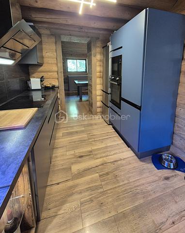 🏔️✨ CHALET D'EXCEPTION EN RONDINS – ALL0S – PRESTATIONS HAUT DE GAMME – VUE PANORAMIQUE 🌲
❤️ L'ART DE VIVRE À LA MONTAGNE DANS UN CHALET D'EXCEPTION
À Allos, au cœur du Val d'Allos, découvrez ce magnifique chalet traditionnel en rondins, construit en 2007 avec des matériaux nobles et des prestations de grande qualité.
Implanté à l'extrémité du hameau recherché de Rochegrand, ce bien rare bénéficie d'un environnement privilégié, sans vis-à-vis, offrant une vue panoramique exceptionnelle sur les montagnes et une tranquillité absolue, tout en restant à seulement 10 minutes à pied du centre du village, de ses commerces et des navettes desservant les stations de ski.
Situé aux portes du Parc National du Mercantour, à proximité des stations du Seignus et de La Foux d'Allos – Espace Lumière, des sources du Verdon, du Lac d'Allos et des célèbres Gorges du Verdon, ce chalet est une véritable invitation à profiter de la montagne en toutes saisons. 🌿⛷️🚵‍♂️💧
________________________________________
✨ UN CHALET AUX VOLUMES GÉNÉREUX
Avec près de 260 m² de surface de plancher, dont environ 200 m² habitables, ce chalet a été pensé pour accueillir confortablement famille et amis dans une atmosphère chaleureuse et authentique.
Le cœur de la maison s'organise autour d'un magnifique espace de vie baigné de lumière comprenant :
🛋️ Un vaste salon chaleureux, agrémenté d'un poêle à granulés,
🍽️ Une grande salle à manger conviviale,
👨‍🍳 Une cuisine ouverte parfaitement équipée.
L'ensemble, sublimé par les rondins apparents et les volumes généreux, offre une ambiance unique où authenticité rime avec confort.
________________________________________
🛏️ L'ESPACE NUIT
Le chalet dispose de :
🛌 5 belles chambres
🛁 2 salles de bains
👗 Dressing et nombreux espaces de rangement.
Chaque espace a été pensé pour offrir confort, intimité et fonctionnalité.
________________________________________
🎱 DES ESPACES DE VIE UNIQUES
Ce chalet ne se contente pas d'être beau...
Il offre également de nombreux espaces dédiés aux loisirs et au bien-être :
🎱 Grande salle de jeux avec billard,
🎼 Salon musique,
🧺 Buanderie,
📚 Bureau,
🧰 Atelier pouvant accueillir vélos, motos ou matériel de montagne,
🏡 Sous-sol aménagé offrant de nombreuses possibilités d'aménagement (espace bien-être, salle de sport, jacuzzi...),
🌳 Abri de jardin.
Près de 40 m² de surfaces annexes viennent compléter les prestations.
________________________________________
🌞 DES EXTÉRIEURS PENSÉS POUR PROFITER DE CHAQUE SAISON
À l'extérieur, le charme opère immédiatement...
☀️ Grande terrasse principale exposée Sud/Ouest, parfaitement ensoleillée.
🍕 Cuisine d'été entièrement équipée avec four à pizza et espace grillades.
☕ Plusieurs terrasses intimistes, idéales pour un café au soleil, un moment de lecture ou un apéritif face aux montagnes.
🌿 Terrain offrant encore de belles possibilités d'aménagement paysager.
Un véritable havre de paix où chaque espace invite à la détente.
________________________________________
🔥 CONFORT & PERFORMANCES
Le chalet bénéficie d'équipements récents et performants :
🔥 Poêle à granulés
🌡️ Plancher chauffant dans le salon
⚡ Radiateurs électriques récents
🏡 Très bonne performance énergétique avec un DPE classé C, particulièrement appréciable à cette altitude.
🚗 Deux places de stationnement privatives complètent le bien.
________________________________________
📍 UN EMPLACEMENT PRIVILÉGIÉ
⛷️ À seulement 5 minutes de la station du Seignus.
🎿 À 10 minutes de La Foux d'Allos – Espace Lumière.
🚌 Navettes gratuites accessibles à pied.
🌊 En été, profitez de la base de loisirs d'Allos : baignade, paddle, jeux, mini-golf, tennis...
🚵‍♂️ VTT, trail, randonnée, pêche, escalade et grands espaces.
🥾 À proximité immédiate du Lac d'Allos, joyau du Mercantour.
🏰 À seulement quelques minutes de Colmars-les-Alpes, classé parmi Les Plus Beaux Villages de France.
🚗 Nice à environ 2 h, Marseille et Toulon à environ 3 h.
________________________________________
⭐ LES PLUS
💙 Chalet traditionnel en rondins
🌄 Vue panoramique sans vis-à-vis
🏡 Environ 260 m² de surface de plancher
🛏️ 5 chambres
🎱 Salle de jeux avec billard
🎼 Salon musique
🍕 Cuisine d'été avec four à pizza
🌞 Nombreuses terrasses
🔥 DPE C
🚗 2 places de stationnement
🌿 Hameau calme et recherché
🏔️ Prestations haut de gamme
________________________________________
✨ Bien plus qu'un chalet, c'est un véritable lieu de vie où authenticité, confort et nature se rencontrent. Une propriété rare, pensée pour partager des moments inoubliables en famille ou entre amis, dans l'un des plus beaux cadres des Alpes du Sud.
📞 Une visite s'impose ! Contactez-moi dès aujourd'hui pour découvrir ce bien d'exception.
🏔️ Le Val d'Allos, bien plus qu'une destination… un art de vivre au cœur des Alpes.