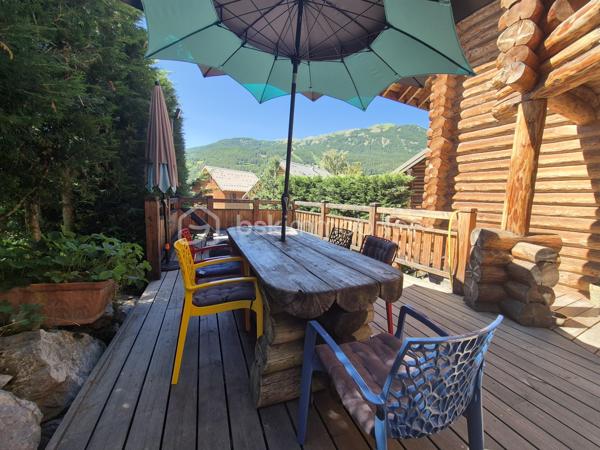 🏔️✨ CHALET D'EXCEPTION EN RONDINS – ALL0S – PRESTATIONS HAUT DE GAMME – VUE PANORAMIQUE 🌲
❤️ L'ART DE VIVRE À LA MONTAGNE DANS UN CHALET D'EXCEPTION
À Allos, au cœur du Val d'Allos, découvrez ce magnifique chalet traditionnel en rondins, construit en 2007 avec des matériaux nobles et des prestations de grande qualité.
Implanté à l'extrémité du hameau recherché de Rochegrand, ce bien rare bénéficie d'un environnement privilégié, sans vis-à-vis, offrant une vue panoramique exceptionnelle sur les montagnes et une tranquillité absolue, tout en restant à seulement 10 minutes à pied du centre du village, de ses commerces et des navettes desservant les stations de ski.
Situé aux portes du Parc National du Mercantour, à proximité des stations du Seignus et de La Foux d'Allos – Espace Lumière, des sources du Verdon, du Lac d'Allos et des célèbres Gorges du Verdon, ce chalet est une véritable invitation à profiter de la montagne en toutes saisons. 🌿⛷️🚵‍♂️💧
________________________________________
✨ UN CHALET AUX VOLUMES GÉNÉREUX
Avec près de 260 m² de surface de plancher, dont environ 200 m² habitables, ce chalet a été pensé pour accueillir confortablement famille et amis dans une atmosphère chaleureuse et authentique.
Le cœur de la maison s'organise autour d'un magnifique espace de vie baigné de lumière comprenant :
🛋️ Un vaste salon chaleureux, agrémenté d'un poêle à granulés,
🍽️ Une grande salle à manger conviviale,
👨‍🍳 Une cuisine ouverte parfaitement équipée.
L'ensemble, sublimé par les rondins apparents et les volumes généreux, offre une ambiance unique où authenticité rime avec confort.
________________________________________
🛏️ L'ESPACE NUIT
Le chalet dispose de :
🛌 5 belles chambres
🛁 2 salles de bains
👗 Dressing et nombreux espaces de rangement.
Chaque espace a été pensé pour offrir confort, intimité et fonctionnalité.
________________________________________
🎱 DES ESPACES DE VIE UNIQUES
Ce chalet ne se contente pas d'être beau...
Il offre également de nombreux espaces dédiés aux loisirs et au bien-être :
🎱 Grande salle de jeux avec billard,
🎼 Salon musique,
🧺 Buanderie,
📚 Bureau,
🧰 Atelier pouvant accueillir vélos, motos ou matériel de montagne,
🏡 Sous-sol aménagé offrant de nombreuses possibilités d'aménagement (espace bien-être, salle de sport, jacuzzi...),
🌳 Abri de jardin.
Près de 40 m² de surfaces annexes viennent compléter les prestations.
________________________________________
🌞 DES EXTÉRIEURS PENSÉS POUR PROFITER DE CHAQUE SAISON
À l'extérieur, le charme opère immédiatement...
☀️ Grande terrasse principale exposée Sud/Ouest, parfaitement ensoleillée.
🍕 Cuisine d'été entièrement équipée avec four à pizza et espace grillades.
☕ Plusieurs terrasses intimistes, idéales pour un café au soleil, un moment de lecture ou un apéritif face aux montagnes.
🌿 Terrain offrant encore de belles possibilités d'aménagement paysager.
Un véritable havre de paix où chaque espace invite à la détente.
________________________________________
🔥 CONFORT & PERFORMANCES
Le chalet bénéficie d'équipements récents et performants :
🔥 Poêle à granulés
🌡️ Plancher chauffant dans le salon
⚡ Radiateurs électriques récents
🏡 Très bonne performance énergétique avec un DPE classé C, particulièrement appréciable à cette altitude.
🚗 Deux places de stationnement privatives complètent le bien.
________________________________________
📍 UN EMPLACEMENT PRIVILÉGIÉ
⛷️ À seulement 5 minutes de la station du Seignus.
🎿 À 10 minutes de La Foux d'Allos – Espace Lumière.
🚌 Navettes gratuites accessibles à pied.
🌊 En été, profitez de la base de loisirs d'Allos : baignade, paddle, jeux, mini-golf, tennis...
🚵‍♂️ VTT, trail, randonnée, pêche, escalade et grands espaces.
🥾 À proximité immédiate du Lac d'Allos, joyau du Mercantour.
🏰 À seulement quelques minutes de Colmars-les-Alpes, classé parmi Les Plus Beaux Villages de France.
🚗 Nice à environ 2 h, Marseille et Toulon à environ 3 h.
________________________________________
⭐ LES PLUS
💙 Chalet traditionnel en rondins
🌄 Vue panoramique sans vis-à-vis
🏡 Environ 260 m² de surface de plancher
🛏️ 5 chambres
🎱 Salle de jeux avec billard
🎼 Salon musique
🍕 Cuisine d'été avec four à pizza
🌞 Nombreuses terrasses
🔥 DPE C
🚗 2 places de stationnement
🌿 Hameau calme et recherché
🏔️ Prestations haut de gamme
________________________________________
✨ Bien plus qu'un chalet, c'est un véritable lieu de vie où authenticité, confort et nature se rencontrent. Une propriété rare, pensée pour partager des moments inoubliables en famille ou entre amis, dans l'un des plus beaux cadres des Alpes du Sud.
📞 Une visite s'impose ! Contactez-moi dès aujourd'hui pour découvrir ce bien d'exception.
🏔️ Le Val d'Allos, bien plus qu'une destination… un art de vivre au cœur des Alpes.