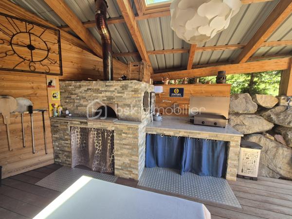 🏔️✨ CHALET D'EXCEPTION EN RONDINS – ALL0S – PRESTATIONS HAUT DE GAMME – VUE PANORAMIQUE 🌲
❤️ L'ART DE VIVRE À LA MONTAGNE DANS UN CHALET D'EXCEPTION
À Allos, au cœur du Val d'Allos, découvrez ce magnifique chalet traditionnel en rondins, construit en 2007 avec des matériaux nobles et des prestations de grande qualité.
Implanté à l'extrémité du hameau recherché de Rochegrand, ce bien rare bénéficie d'un environnement privilégié, sans vis-à-vis, offrant une vue panoramique exceptionnelle sur les montagnes et une tranquillité absolue, tout en restant à seulement 10 minutes à pied du centre du village, de ses commerces et des navettes desservant les stations de ski.
Situé aux portes du Parc National du Mercantour, à proximité des stations du Seignus et de La Foux d'Allos – Espace Lumière, des sources du Verdon, du Lac d'Allos et des célèbres Gorges du Verdon, ce chalet est une véritable invitation à profiter de la montagne en toutes saisons. 🌿⛷️🚵‍♂️💧
________________________________________
✨ UN CHALET AUX VOLUMES GÉNÉREUX
Avec près de 260 m² de surface de plancher, dont environ 200 m² habitables, ce chalet a été pensé pour accueillir confortablement famille et amis dans une atmosphère chaleureuse et authentique.
Le cœur de la maison s'organise autour d'un magnifique espace de vie baigné de lumière comprenant :
🛋️ Un vaste salon chaleureux, agrémenté d'un poêle à granulés,
🍽️ Une grande salle à manger conviviale,
👨‍🍳 Une cuisine ouverte parfaitement équipée.
L'ensemble, sublimé par les rondins apparents et les volumes généreux, offre une ambiance unique où authenticité rime avec confort.
________________________________________
🛏️ L'ESPACE NUIT
Le chalet dispose de :
🛌 5 belles chambres
🛁 2 salles de bains
👗 Dressing et nombreux espaces de rangement.
Chaque espace a été pensé pour offrir confort, intimité et fonctionnalité.
________________________________________
🎱 DES ESPACES DE VIE UNIQUES
Ce chalet ne se contente pas d'être beau...
Il offre également de nombreux espaces dédiés aux loisirs et au bien-être :
🎱 Grande salle de jeux avec billard,
🎼 Salon musique,
🧺 Buanderie,
📚 Bureau,
🧰 Atelier pouvant accueillir vélos, motos ou matériel de montagne,
🏡 Sous-sol aménagé offrant de nombreuses possibilités d'aménagement (espace bien-être, salle de sport, jacuzzi...),
🌳 Abri de jardin.
Près de 40 m² de surfaces annexes viennent compléter les prestations.
________________________________________
🌞 DES EXTÉRIEURS PENSÉS POUR PROFITER DE CHAQUE SAISON
À l'extérieur, le charme opère immédiatement...
☀️ Grande terrasse principale exposée Sud/Ouest, parfaitement ensoleillée.
🍕 Cuisine d'été entièrement équipée avec four à pizza et espace grillades.
☕ Plusieurs terrasses intimistes, idéales pour un café au soleil, un moment de lecture ou un apéritif face aux montagnes.
🌿 Terrain offrant encore de belles possibilités d'aménagement paysager.
Un véritable havre de paix où chaque espace invite à la détente.
________________________________________
🔥 CONFORT & PERFORMANCES
Le chalet bénéficie d'équipements récents et performants :
🔥 Poêle à granulés
🌡️ Plancher chauffant dans le salon
⚡ Radiateurs électriques récents
🏡 Très bonne performance énergétique avec un DPE classé C, particulièrement appréciable à cette altitude.
🚗 Deux places de stationnement privatives complètent le bien.
________________________________________
📍 UN EMPLACEMENT PRIVILÉGIÉ
⛷️ À seulement 5 minutes de la station du Seignus.
🎿 À 10 minutes de La Foux d'Allos – Espace Lumière.
🚌 Navettes gratuites accessibles à pied.
🌊 En été, profitez de la base de loisirs d'Allos : baignade, paddle, jeux, mini-golf, tennis...
🚵‍♂️ VTT, trail, randonnée, pêche, escalade et grands espaces.
🥾 À proximité immédiate du Lac d'Allos, joyau du Mercantour.
🏰 À seulement quelques minutes de Colmars-les-Alpes, classé parmi Les Plus Beaux Villages de France.
🚗 Nice à environ 2 h, Marseille et Toulon à environ 3 h.
________________________________________
⭐ LES PLUS
💙 Chalet traditionnel en rondins
🌄 Vue panoramique sans vis-à-vis
🏡 Environ 260 m² de surface de plancher
🛏️ 5 chambres
🎱 Salle de jeux avec billard
🎼 Salon musique
🍕 Cuisine d'été avec four à pizza
🌞 Nombreuses terrasses
🔥 DPE C
🚗 2 places de stationnement
🌿 Hameau calme et recherché
🏔️ Prestations haut de gamme
________________________________________
✨ Bien plus qu'un chalet, c'est un véritable lieu de vie où authenticité, confort et nature se rencontrent. Une propriété rare, pensée pour partager des moments inoubliables en famille ou entre amis, dans l'un des plus beaux cadres des Alpes du Sud.
📞 Une visite s'impose ! Contactez-moi dès aujourd'hui pour découvrir ce bien d'exception.
🏔️ Le Val d'Allos, bien plus qu'une destination… un art de vivre au cœur des Alpes.