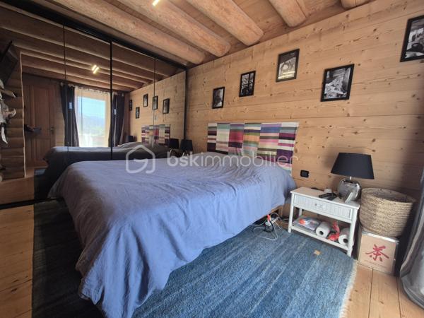 🏔️✨ CHALET D'EXCEPTION EN RONDINS – ALL0S – PRESTATIONS HAUT DE GAMME – VUE PANORAMIQUE 🌲
❤️ L'ART DE VIVRE À LA MONTAGNE DANS UN CHALET D'EXCEPTION
À Allos, au cœur du Val d'Allos, découvrez ce magnifique chalet traditionnel en rondins, construit en 2007 avec des matériaux nobles et des prestations de grande qualité.
Implanté à l'extrémité du hameau recherché de Rochegrand, ce bien rare bénéficie d'un environnement privilégié, sans vis-à-vis, offrant une vue panoramique exceptionnelle sur les montagnes et une tranquillité absolue, tout en restant à seulement 10 minutes à pied du centre du village, de ses commerces et des navettes desservant les stations de ski.
Situé aux portes du Parc National du Mercantour, à proximité des stations du Seignus et de La Foux d'Allos – Espace Lumière, des sources du Verdon, du Lac d'Allos et des célèbres Gorges du Verdon, ce chalet est une véritable invitation à profiter de la montagne en toutes saisons. 🌿⛷️🚵‍♂️💧
________________________________________
✨ UN CHALET AUX VOLUMES GÉNÉREUX
Avec près de 260 m² de surface de plancher, dont environ 200 m² habitables, ce chalet a été pensé pour accueillir confortablement famille et amis dans une atmosphère chaleureuse et authentique.
Le cœur de la maison s'organise autour d'un magnifique espace de vie baigné de lumière comprenant :
🛋️ Un vaste salon chaleureux, agrémenté d'un poêle à granulés,
🍽️ Une grande salle à manger conviviale,
👨‍🍳 Une cuisine ouverte parfaitement équipée.
L'ensemble, sublimé par les rondins apparents et les volumes généreux, offre une ambiance unique où authenticité rime avec confort.
________________________________________
🛏️ L'ESPACE NUIT
Le chalet dispose de :
🛌 5 belles chambres
🛁 2 salles de bains
👗 Dressing et nombreux espaces de rangement.
Chaque espace a été pensé pour offrir confort, intimité et fonctionnalité.
________________________________________
🎱 DES ESPACES DE VIE UNIQUES
Ce chalet ne se contente pas d'être beau...
Il offre également de nombreux espaces dédiés aux loisirs et au bien-être :
🎱 Grande salle de jeux avec billard,
🎼 Salon musique,
🧺 Buanderie,
📚 Bureau,
🧰 Atelier pouvant accueillir vélos, motos ou matériel de montagne,
🏡 Sous-sol aménagé offrant de nombreuses possibilités d'aménagement (espace bien-être, salle de sport, jacuzzi...),
🌳 Abri de jardin.
Près de 40 m² de surfaces annexes viennent compléter les prestations.
________________________________________
🌞 DES EXTÉRIEURS PENSÉS POUR PROFITER DE CHAQUE SAISON
À l'extérieur, le charme opère immédiatement...
☀️ Grande terrasse principale exposée Sud/Ouest, parfaitement ensoleillée.
🍕 Cuisine d'été entièrement équipée avec four à pizza et espace grillades.
☕ Plusieurs terrasses intimistes, idéales pour un café au soleil, un moment de lecture ou un apéritif face aux montagnes.
🌿 Terrain offrant encore de belles possibilités d'aménagement paysager.
Un véritable havre de paix où chaque espace invite à la détente.
________________________________________
🔥 CONFORT & PERFORMANCES
Le chalet bénéficie d'équipements récents et performants :
🔥 Poêle à granulés
🌡️ Plancher chauffant dans le salon
⚡ Radiateurs électriques récents
🏡 Très bonne performance énergétique avec un DPE classé C, particulièrement appréciable à cette altitude.
🚗 Deux places de stationnement privatives complètent le bien.
________________________________________
📍 UN EMPLACEMENT PRIVILÉGIÉ
⛷️ À seulement 5 minutes de la station du Seignus.
🎿 À 10 minutes de La Foux d'Allos – Espace Lumière.
🚌 Navettes gratuites accessibles à pied.
🌊 En été, profitez de la base de loisirs d'Allos : baignade, paddle, jeux, mini-golf, tennis...
🚵‍♂️ VTT, trail, randonnée, pêche, escalade et grands espaces.
🥾 À proximité immédiate du Lac d'Allos, joyau du Mercantour.
🏰 À seulement quelques minutes de Colmars-les-Alpes, classé parmi Les Plus Beaux Villages de France.
🚗 Nice à environ 2 h, Marseille et Toulon à environ 3 h.
________________________________________
⭐ LES PLUS
💙 Chalet traditionnel en rondins
🌄 Vue panoramique sans vis-à-vis
🏡 Environ 260 m² de surface de plancher
🛏️ 5 chambres
🎱 Salle de jeux avec billard
🎼 Salon musique
🍕 Cuisine d'été avec four à pizza
🌞 Nombreuses terrasses
🔥 DPE C
🚗 2 places de stationnement
🌿 Hameau calme et recherché
🏔️ Prestations haut de gamme
________________________________________
✨ Bien plus qu'un chalet, c'est un véritable lieu de vie où authenticité, confort et nature se rencontrent. Une propriété rare, pensée pour partager des moments inoubliables en famille ou entre amis, dans l'un des plus beaux cadres des Alpes du Sud.
📞 Une visite s'impose ! Contactez-moi dès aujourd'hui pour découvrir ce bien d'exception.
🏔️ Le Val d'Allos, bien plus qu'une destination… un art de vivre au cœur des Alpes.