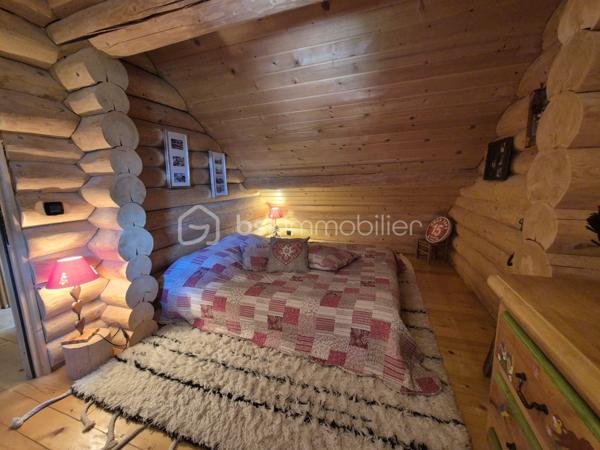🏔️✨ CHALET D'EXCEPTION EN RONDINS – ALL0S – PRESTATIONS HAUT DE GAMME – VUE PANORAMIQUE 🌲
❤️ L'ART DE VIVRE À LA MONTAGNE DANS UN CHALET D'EXCEPTION
À Allos, au cœur du Val d'Allos, découvrez ce magnifique chalet traditionnel en rondins, construit en 2007 avec des matériaux nobles et des prestations de grande qualité.
Implanté à l'extrémité du hameau recherché de Rochegrand, ce bien rare bénéficie d'un environnement privilégié, sans vis-à-vis, offrant une vue panoramique exceptionnelle sur les montagnes et une tranquillité absolue, tout en restant à seulement 10 minutes à pied du centre du village, de ses commerces et des navettes desservant les stations de ski.
Situé aux portes du Parc National du Mercantour, à proximité des stations du Seignus et de La Foux d'Allos – Espace Lumière, des sources du Verdon, du Lac d'Allos et des célèbres Gorges du Verdon, ce chalet est une véritable invitation à profiter de la montagne en toutes saisons. 🌿⛷️🚵‍♂️💧
________________________________________
✨ UN CHALET AUX VOLUMES GÉNÉREUX
Avec près de 260 m² de surface de plancher, dont environ 200 m² habitables, ce chalet a été pensé pour accueillir confortablement famille et amis dans une atmosphère chaleureuse et authentique.
Le cœur de la maison s'organise autour d'un magnifique espace de vie baigné de lumière comprenant :
🛋️ Un vaste salon chaleureux, agrémenté d'un poêle à granulés,
🍽️ Une grande salle à manger conviviale,
👨‍🍳 Une cuisine ouverte parfaitement équipée.
L'ensemble, sublimé par les rondins apparents et les volumes généreux, offre une ambiance unique où authenticité rime avec confort.
________________________________________
🛏️ L'ESPACE NUIT
Le chalet dispose de :
🛌 5 belles chambres
🛁 2 salles de bains
👗 Dressing et nombreux espaces de rangement.
Chaque espace a été pensé pour offrir confort, intimité et fonctionnalité.
________________________________________
🎱 DES ESPACES DE VIE UNIQUES
Ce chalet ne se contente pas d'être beau...
Il offre également de nombreux espaces dédiés aux loisirs et au bien-être :
🎱 Grande salle de jeux avec billard,
🎼 Salon musique,
🧺 Buanderie,
📚 Bureau,
🧰 Atelier pouvant accueillir vélos, motos ou matériel de montagne,
🏡 Sous-sol aménagé offrant de nombreuses possibilités d'aménagement (espace bien-être, salle de sport, jacuzzi...),
🌳 Abri de jardin.
Près de 40 m² de surfaces annexes viennent compléter les prestations.
________________________________________
🌞 DES EXTÉRIEURS PENSÉS POUR PROFITER DE CHAQUE SAISON
À l'extérieur, le charme opère immédiatement...
☀️ Grande terrasse principale exposée Sud/Ouest, parfaitement ensoleillée.
🍕 Cuisine d'été entièrement équipée avec four à pizza et espace grillades.
☕ Plusieurs terrasses intimistes, idéales pour un café au soleil, un moment de lecture ou un apéritif face aux montagnes.
🌿 Terrain offrant encore de belles possibilités d'aménagement paysager.
Un véritable havre de paix où chaque espace invite à la détente.
________________________________________
🔥 CONFORT & PERFORMANCES
Le chalet bénéficie d'équipements récents et performants :
🔥 Poêle à granulés
🌡️ Plancher chauffant dans le salon
⚡ Radiateurs électriques récents
🏡 Très bonne performance énergétique avec un DPE classé C, particulièrement appréciable à cette altitude.
🚗 Deux places de stationnement privatives complètent le bien.
________________________________________
📍 UN EMPLACEMENT PRIVILÉGIÉ
⛷️ À seulement 5 minutes de la station du Seignus.
🎿 À 10 minutes de La Foux d'Allos – Espace Lumière.
🚌 Navettes gratuites accessibles à pied.
🌊 En été, profitez de la base de loisirs d'Allos : baignade, paddle, jeux, mini-golf, tennis...
🚵‍♂️ VTT, trail, randonnée, pêche, escalade et grands espaces.
🥾 À proximité immédiate du Lac d'Allos, joyau du Mercantour.
🏰 À seulement quelques minutes de Colmars-les-Alpes, classé parmi Les Plus Beaux Villages de France.
🚗 Nice à environ 2 h, Marseille et Toulon à environ 3 h.
________________________________________
⭐ LES PLUS
💙 Chalet traditionnel en rondins
🌄 Vue panoramique sans vis-à-vis
🏡 Environ 260 m² de surface de plancher
🛏️ 5 chambres
🎱 Salle de jeux avec billard
🎼 Salon musique
🍕 Cuisine d'été avec four à pizza
🌞 Nombreuses terrasses
🔥 DPE C
🚗 2 places de stationnement
🌿 Hameau calme et recherché
🏔️ Prestations haut de gamme
________________________________________
✨ Bien plus qu'un chalet, c'est un véritable lieu de vie où authenticité, confort et nature se rencontrent. Une propriété rare, pensée pour partager des moments inoubliables en famille ou entre amis, dans l'un des plus beaux cadres des Alpes du Sud.
📞 Une visite s'impose ! Contactez-moi dès aujourd'hui pour découvrir ce bien d'exception.
🏔️ Le Val d'Allos, bien plus qu'une destination… un art de vivre au cœur des Alpes.