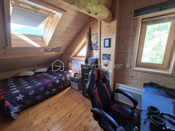 🏔️✨ CHALET D'EXCEPTION EN RONDINS – ALL0S – PRESTATIONS HAUT DE GAMME – VUE PANORAMIQUE 🌲
❤️ L'ART DE VIVRE À LA MONTAGNE DANS UN CHALET D'EXCEPTION
À Allos, au cœur du Val d'Allos, découvrez ce magnifique chalet traditionnel en rondins, construit en 2007 avec des matériaux nobles et des prestations de grande qualité.
Implanté à l'extrémité du hameau recherché de Rochegrand, ce bien rare bénéficie d'un environnement privilégié, sans vis-à-vis, offrant une vue panoramique exceptionnelle sur les montagnes et une tranquillité absolue, tout en restant à seulement 10 minutes à pied du centre du village, de ses commerces et des navettes desservant les stations de ski.
Situé aux portes du Parc National du Mercantour, à proximité des stations du Seignus et de La Foux d'Allos – Espace Lumière, des sources du Verdon, du Lac d'Allos et des célèbres Gorges du Verdon, ce chalet est une véritable invitation à profiter de la montagne en toutes saisons. 🌿⛷️🚵‍♂️💧
________________________________________
✨ UN CHALET AUX VOLUMES GÉNÉREUX
Avec près de 260 m² de surface de plancher, dont environ 200 m² habitables, ce chalet a été pensé pour accueillir confortablement famille et amis dans une atmosphère chaleureuse et authentique.
Le cœur de la maison s'organise autour d'un magnifique espace de vie baigné de lumière comprenant :
🛋️ Un vaste salon chaleureux, agrémenté d'un poêle à granulés,
🍽️ Une grande salle à manger conviviale,
👨‍🍳 Une cuisine ouverte parfaitement équipée.
L'ensemble, sublimé par les rondins apparents et les volumes généreux, offre une ambiance unique où authenticité rime avec confort.
________________________________________
🛏️ L'ESPACE NUIT
Le chalet dispose de :
🛌 5 belles chambres
🛁 2 salles de bains
👗 Dressing et nombreux espaces de rangement.
Chaque espace a été pensé pour offrir confort, intimité et fonctionnalité.
________________________________________
🎱 DES ESPACES DE VIE UNIQUES
Ce chalet ne se contente pas d'être beau...
Il offre également de nombreux espaces dédiés aux loisirs et au bien-être :
🎱 Grande salle de jeux avec billard,
🎼 Salon musique,
🧺 Buanderie,
📚 Bureau,
🧰 Atelier pouvant accueillir vélos, motos ou matériel de montagne,
🏡 Sous-sol aménagé offrant de nombreuses possibilités d'aménagement (espace bien-être, salle de sport, jacuzzi...),
🌳 Abri de jardin.
Près de 40 m² de surfaces annexes viennent compléter les prestations.
________________________________________
🌞 DES EXTÉRIEURS PENSÉS POUR PROFITER DE CHAQUE SAISON
À l'extérieur, le charme opère immédiatement...
☀️ Grande terrasse principale exposée Sud/Ouest, parfaitement ensoleillée.
🍕 Cuisine d'été entièrement équipée avec four à pizza et espace grillades.
☕ Plusieurs terrasses intimistes, idéales pour un café au soleil, un moment de lecture ou un apéritif face aux montagnes.
🌿 Terrain offrant encore de belles possibilités d'aménagement paysager.
Un véritable havre de paix où chaque espace invite à la détente.
________________________________________
🔥 CONFORT & PERFORMANCES
Le chalet bénéficie d'équipements récents et performants :
🔥 Poêle à granulés
🌡️ Plancher chauffant dans le salon
⚡ Radiateurs électriques récents
🏡 Très bonne performance énergétique avec un DPE classé C, particulièrement appréciable à cette altitude.
🚗 Deux places de stationnement privatives complètent le bien.
________________________________________
📍 UN EMPLACEMENT PRIVILÉGIÉ
⛷️ À seulement 5 minutes de la station du Seignus.
🎿 À 10 minutes de La Foux d'Allos – Espace Lumière.
🚌 Navettes gratuites accessibles à pied.
🌊 En été, profitez de la base de loisirs d'Allos : baignade, paddle, jeux, mini-golf, tennis...
🚵‍♂️ VTT, trail, randonnée, pêche, escalade et grands espaces.
🥾 À proximité immédiate du Lac d'Allos, joyau du Mercantour.
🏰 À seulement quelques minutes de Colmars-les-Alpes, classé parmi Les Plus Beaux Villages de France.
🚗 Nice à environ 2 h, Marseille et Toulon à environ 3 h.
________________________________________
⭐ LES PLUS
💙 Chalet traditionnel en rondins
🌄 Vue panoramique sans vis-à-vis
🏡 Environ 260 m² de surface de plancher
🛏️ 5 chambres
🎱 Salle de jeux avec billard
🎼 Salon musique
🍕 Cuisine d'été avec four à pizza
🌞 Nombreuses terrasses
🔥 DPE C
🚗 2 places de stationnement
🌿 Hameau calme et recherché
🏔️ Prestations haut de gamme
________________________________________
✨ Bien plus qu'un chalet, c'est un véritable lieu de vie où authenticité, confort et nature se rencontrent. Une propriété rare, pensée pour partager des moments inoubliables en famille ou entre amis, dans l'un des plus beaux cadres des Alpes du Sud.
📞 Une visite s'impose ! Contactez-moi dès aujourd'hui pour découvrir ce bien d'exception.
🏔️ Le Val d'Allos, bien plus qu'une destination… un art de vivre au cœur des Alpes.