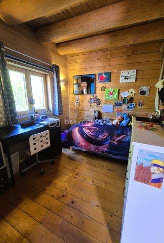 🏔️✨ CHALET D'EXCEPTION EN RONDINS – ALL0S – PRESTATIONS HAUT DE GAMME – VUE PANORAMIQUE 🌲
❤️ L'ART DE VIVRE À LA MONTAGNE DANS UN CHALET D'EXCEPTION
À Allos, au cœur du Val d'Allos, découvrez ce magnifique chalet traditionnel en rondins, construit en 2007 avec des matériaux nobles et des prestations de grande qualité.
Implanté à l'extrémité du hameau recherché de Rochegrand, ce bien rare bénéficie d'un environnement privilégié, sans vis-à-vis, offrant une vue panoramique exceptionnelle sur les montagnes et une tranquillité absolue, tout en restant à seulement 10 minutes à pied du centre du village, de ses commerces et des navettes desservant les stations de ski.
Situé aux portes du Parc National du Mercantour, à proximité des stations du Seignus et de La Foux d'Allos – Espace Lumière, des sources du Verdon, du Lac d'Allos et des célèbres Gorges du Verdon, ce chalet est une véritable invitation à profiter de la montagne en toutes saisons. 🌿⛷️🚵‍♂️💧
________________________________________
✨ UN CHALET AUX VOLUMES GÉNÉREUX
Avec près de 260 m² de surface de plancher, dont environ 200 m² habitables, ce chalet a été pensé pour accueillir confortablement famille et amis dans une atmosphère chaleureuse et authentique.
Le cœur de la maison s'organise autour d'un magnifique espace de vie baigné de lumière comprenant :
🛋️ Un vaste salon chaleureux, agrémenté d'un poêle à granulés,
🍽️ Une grande salle à manger conviviale,
👨‍🍳 Une cuisine ouverte parfaitement équipée.
L'ensemble, sublimé par les rondins apparents et les volumes généreux, offre une ambiance unique où authenticité rime avec confort.
________________________________________
🛏️ L'ESPACE NUIT
Le chalet dispose de :
🛌 5 belles chambres
🛁 2 salles de bains
👗 Dressing et nombreux espaces de rangement.
Chaque espace a été pensé pour offrir confort, intimité et fonctionnalité.
________________________________________
🎱 DES ESPACES DE VIE UNIQUES
Ce chalet ne se contente pas d'être beau...
Il offre également de nombreux espaces dédiés aux loisirs et au bien-être :
🎱 Grande salle de jeux avec billard,
🎼 Salon musique,
🧺 Buanderie,
📚 Bureau,
🧰 Atelier pouvant accueillir vélos, motos ou matériel de montagne,
🏡 Sous-sol aménagé offrant de nombreuses possibilités d'aménagement (espace bien-être, salle de sport, jacuzzi...),
🌳 Abri de jardin.
Près de 40 m² de surfaces annexes viennent compléter les prestations.
________________________________________
🌞 DES EXTÉRIEURS PENSÉS POUR PROFITER DE CHAQUE SAISON
À l'extérieur, le charme opère immédiatement...
☀️ Grande terrasse principale exposée Sud/Ouest, parfaitement ensoleillée.
🍕 Cuisine d'été entièrement équipée avec four à pizza et espace grillades.
☕ Plusieurs terrasses intimistes, idéales pour un café au soleil, un moment de lecture ou un apéritif face aux montagnes.
🌿 Terrain offrant encore de belles possibilités d'aménagement paysager.
Un véritable havre de paix où chaque espace invite à la détente.
________________________________________
🔥 CONFORT & PERFORMANCES
Le chalet bénéficie d'équipements récents et performants :
🔥 Poêle à granulés
🌡️ Plancher chauffant dans le salon
⚡ Radiateurs électriques récents
🏡 Très bonne performance énergétique avec un DPE classé C, particulièrement appréciable à cette altitude.
🚗 Deux places de stationnement privatives complètent le bien.
________________________________________
📍 UN EMPLACEMENT PRIVILÉGIÉ
⛷️ À seulement 5 minutes de la station du Seignus.
🎿 À 10 minutes de La Foux d'Allos – Espace Lumière.
🚌 Navettes gratuites accessibles à pied.
🌊 En été, profitez de la base de loisirs d'Allos : baignade, paddle, jeux, mini-golf, tennis...
🚵‍♂️ VTT, trail, randonnée, pêche, escalade et grands espaces.
🥾 À proximité immédiate du Lac d'Allos, joyau du Mercantour.
🏰 À seulement quelques minutes de Colmars-les-Alpes, classé parmi Les Plus Beaux Villages de France.
🚗 Nice à environ 2 h, Marseille et Toulon à environ 3 h.
________________________________________
⭐ LES PLUS
💙 Chalet traditionnel en rondins
🌄 Vue panoramique sans vis-à-vis
🏡 Environ 260 m² de surface de plancher
🛏️ 5 chambres
🎱 Salle de jeux avec billard
🎼 Salon musique
🍕 Cuisine d'été avec four à pizza
🌞 Nombreuses terrasses
🔥 DPE C
🚗 2 places de stationnement
🌿 Hameau calme et recherché
🏔️ Prestations haut de gamme
________________________________________
✨ Bien plus qu'un chalet, c'est un véritable lieu de vie où authenticité, confort et nature se rencontrent. Une propriété rare, pensée pour partager des moments inoubliables en famille ou entre amis, dans l'un des plus beaux cadres des Alpes du Sud.
📞 Une visite s'impose ! Contactez-moi dès aujourd'hui pour découvrir ce bien d'exception.
🏔️ Le Val d'Allos, bien plus qu'une destination… un art de vivre au cœur des Alpes.