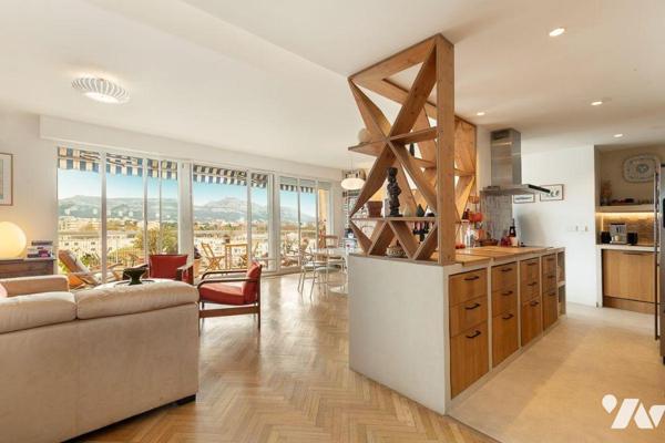 Au coeur de l'une des résidences les plus prestigieuses et recherchées de Marseille, la résiden...