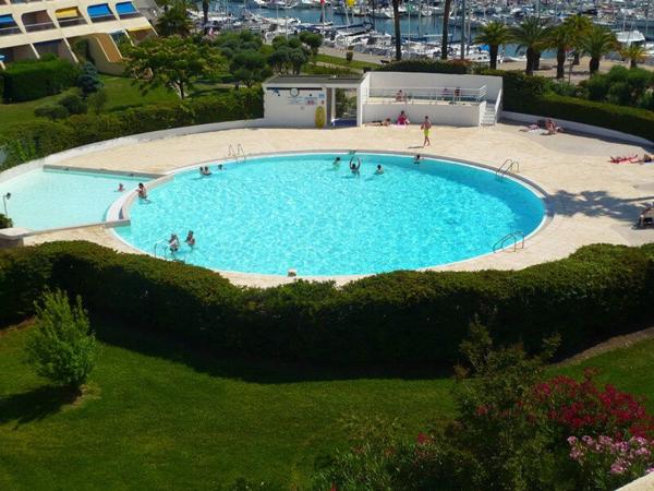 Port Camargue P2 rénové très bien situé dans résidence prisée avec piscine