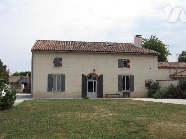 BELLE MAISON AU COEUR DU VILLAGE TBE avec annexe en pierres aménagée et jardin d'agrément