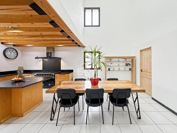 Maison de caratère en plein coeur de Rognonas 207m² habitables avec jardin.