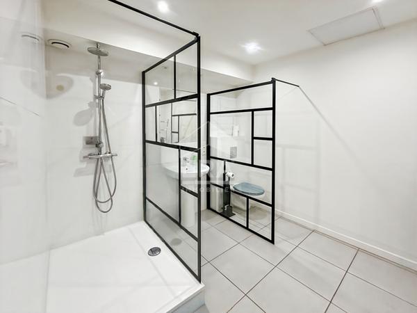 Maison de caratère en plein coeur de Rognonas 207m² habitables avec jardin.