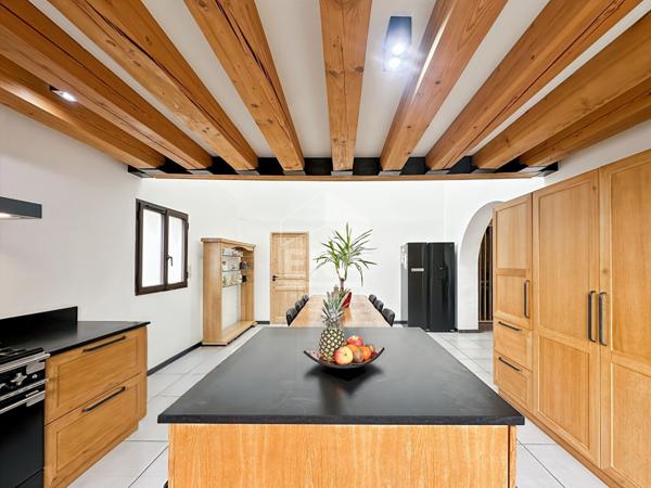 Maison de caratère en plein coeur de Rognonas 207m² habitables avec jardin.