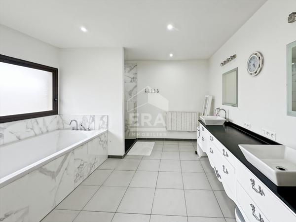 Maison de caratère en plein coeur de Rognonas 207m² habitables avec jardin.