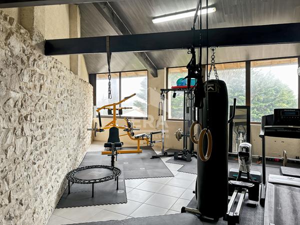 Maison de caratère en plein coeur de Rognonas 207m² habitables avec jardin.