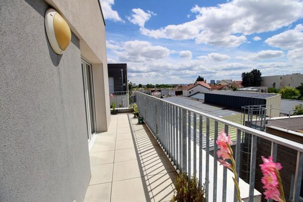 ROMAINVILLE, A 10MIN A PIED DU METRO CARNOT, 3EME ET DERNIER ETAGE, 2 PIECES TRES ENSOLEILLE, SANS AUCUN VIS A VIS AVEC UN EXCEPTIONNEL TOIT TERRASSE A 360°. PARKING EN SOUS-SOL