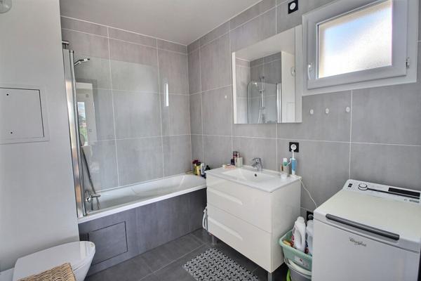 ROMAINVILLE, A 10MIN A PIED DU METRO CARNOT, 3EME ET DERNIER ETAGE, 2 PIECES TRES ENSOLEILLE, SANS AUCUN VIS A VIS AVEC UN EXCEPTIONNEL TOIT TERRASSE A 360°. PARKING EN SOUS-SOL