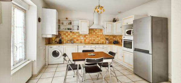 VICHY (03) - A vendre - Appartement dernier étage - 5 pièces / 128 m² + garage fermé