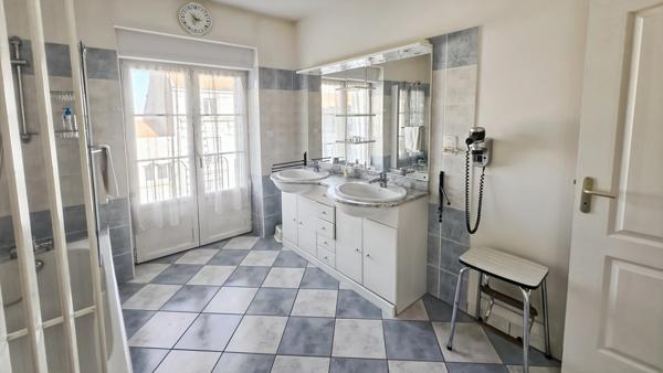 VICHY (03) - A vendre - Appartement dernier étage - 5 pièces / 128 m² + garage fermé