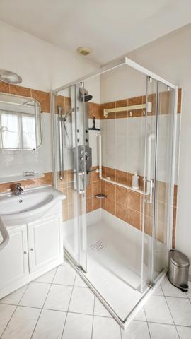 VICHY (03) - A vendre - Appartement dernier étage - 5 pièces / 128 m² + garage fermé