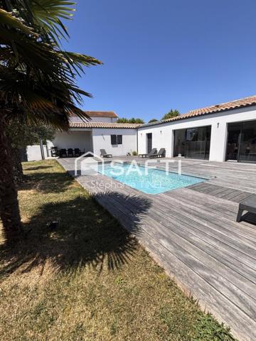 Maison familiale avec piscine, jardin et vue dégagée