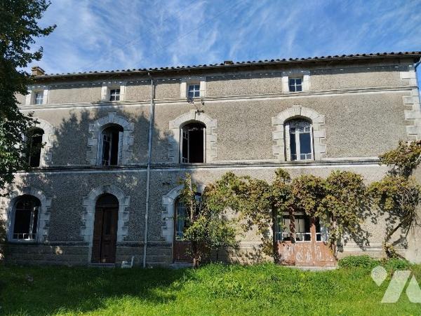 MAISON DE CARACTERE  de 308 m² A RENOVER