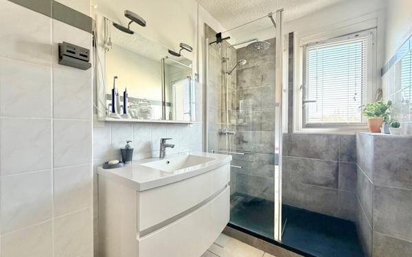 Appartement à vendre    4 pièces • 63,64 m2 Marseille 9