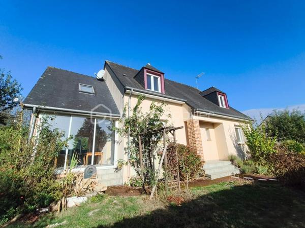 Dans le fond d'une impasse, vous pourrez vous installer dans ce pavillon de 1995 couvert en ardoise.
Il se compose d'une entrée, d'une tres belle piece de vie avec un poele à bois, grande et lumineuse avec un espace cuisine donnant sur la veranda.
A l'etage de la veranda une piece pouvant servir de bureau ou salle de sport.
Au même niveau wc, une chambre, une salle d'eau.
A l'etage un hall dessert, un dressing, une mezzanine, trois chambres, une salle de bain, wc.

Le gros atout un sous sol complet !!
avec un espace atelier, cave, buanderie, garage... avec une porte electrique.