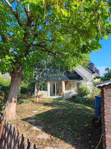 Dans le fond d'une impasse, vous pourrez vous installer dans ce pavillon de 1995 couvert en ardoise.
Il se compose d'une entrée, d'une tres belle piece de vie avec un poele à bois, grande et lumineuse avec un espace cuisine donnant sur la veranda.
A l'etage de la veranda une piece pouvant servir de bureau ou salle de sport.
Au même niveau wc, une chambre, une salle d'eau.
A l'etage un hall dessert, un dressing, une mezzanine, trois chambres, une salle de bain, wc.

Le gros atout un sous sol complet !!
avec un espace atelier, cave, buanderie, garage... avec une porte electrique.