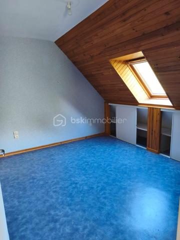 Dans le fond d'une impasse, vous pourrez vous installer dans ce pavillon de 1995 couvert en ardoise.
Il se compose d'une entrée, d'une tres belle piece de vie avec un poele à bois, grande et lumineuse avec un espace cuisine donnant sur la veranda.
A l'etage de la veranda une piece pouvant servir de bureau ou salle de sport.
Au même niveau wc, une chambre, une salle d'eau.
A l'etage un hall dessert, un dressing, une mezzanine, trois chambres, une salle de bain, wc.

Le gros atout un sous sol complet !!
avec un espace atelier, cave, buanderie, garage... avec une porte electrique.