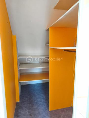 Dans le fond d'une impasse, vous pourrez vous installer dans ce pavillon de 1995 couvert en ardoise.
Il se compose d'une entrée, d'une tres belle piece de vie avec un poele à bois, grande et lumineuse avec un espace cuisine donnant sur la veranda.
A l'etage de la veranda une piece pouvant servir de bureau ou salle de sport.
Au même niveau wc, une chambre, une salle d'eau.
A l'etage un hall dessert, un dressing, une mezzanine, trois chambres, une salle de bain, wc.

Le gros atout un sous sol complet !!
avec un espace atelier, cave, buanderie, garage... avec une porte electrique.