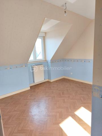 Dans le fond d'une impasse, vous pourrez vous installer dans ce pavillon de 1995 couvert en ardoise.
Il se compose d'une entrée, d'une tres belle piece de vie avec un poele à bois, grande et lumineuse avec un espace cuisine donnant sur la veranda.
A l'etage de la veranda une piece pouvant servir de bureau ou salle de sport.
Au même niveau wc, une chambre, une salle d'eau.
A l'etage un hall dessert, un dressing, une mezzanine, trois chambres, une salle de bain, wc.

Le gros atout un sous sol complet !!
avec un espace atelier, cave, buanderie, garage... avec une porte electrique.