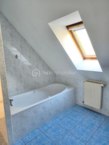 Dans le fond d'une impasse, vous pourrez vous installer dans ce pavillon de 1995 couvert en ardoise.
Il se compose d'une entrée, d'une tres belle piece de vie avec un poele à bois, grande et lumineuse avec un espace cuisine donnant sur la veranda.
A l'etage de la veranda une piece pouvant servir de bureau ou salle de sport.
Au même niveau wc, une chambre, une salle d'eau.
A l'etage un hall dessert, un dressing, une mezzanine, trois chambres, une salle de bain, wc.

Le gros atout un sous sol complet !!
avec un espace atelier, cave, buanderie, garage... avec une porte electrique.