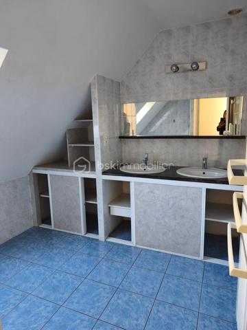 Dans le fond d'une impasse, vous pourrez vous installer dans ce pavillon de 1995 couvert en ardoise.
Il se compose d'une entrée, d'une tres belle piece de vie avec un poele à bois, grande et lumineuse avec un espace cuisine donnant sur la veranda.
A l'etage de la veranda une piece pouvant servir de bureau ou salle de sport.
Au même niveau wc, une chambre, une salle d'eau.
A l'etage un hall dessert, un dressing, une mezzanine, trois chambres, une salle de bain, wc.

Le gros atout un sous sol complet !!
avec un espace atelier, cave, buanderie, garage... avec une porte electrique.