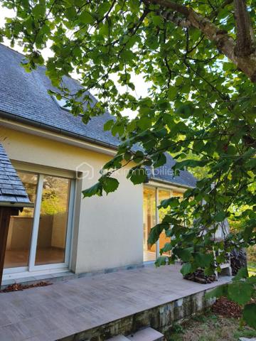 Dans le fond d'une impasse, vous pourrez vous installer dans ce pavillon de 1995 couvert en ardoise.
Il se compose d'une entrée, d'une tres belle piece de vie avec un poele à bois, grande et lumineuse avec un espace cuisine donnant sur la veranda.
A l'etage de la veranda une piece pouvant servir de bureau ou salle de sport.
Au même niveau wc, une chambre, une salle d'eau.
A l'etage un hall dessert, un dressing, une mezzanine, trois chambres, une salle de bain, wc.

Le gros atout un sous sol complet !!
avec un espace atelier, cave, buanderie, garage... avec une porte electrique.