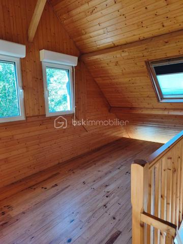 Dans le fond d'une impasse, vous pourrez vous installer dans ce pavillon de 1995 couvert en ardoise.
Il se compose d'une entrée, d'une tres belle piece de vie avec un poele à bois, grande et lumineuse avec un espace cuisine donnant sur la veranda.
A l'etage de la veranda une piece pouvant servir de bureau ou salle de sport.
Au même niveau wc, une chambre, une salle d'eau.
A l'etage un hall dessert, un dressing, une mezzanine, trois chambres, une salle de bain, wc.

Le gros atout un sous sol complet !!
avec un espace atelier, cave, buanderie, garage... avec une porte electrique.