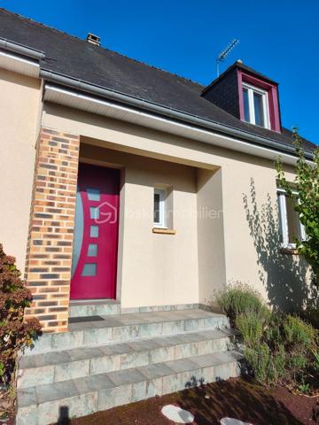 Dans le fond d'une impasse, vous pourrez vous installer dans ce pavillon de 1995 couvert en ardoise.
Il se compose d'une entrée, d'une tres belle piece de vie avec un poele à bois, grande et lumineuse avec un espace cuisine donnant sur la veranda.
A l'etage de la veranda une piece pouvant servir de bureau ou salle de sport.
Au même niveau wc, une chambre, une salle d'eau.
A l'etage un hall dessert, un dressing, une mezzanine, trois chambres, une salle de bain, wc.

Le gros atout un sous sol complet !!
avec un espace atelier, cave, buanderie, garage... avec une porte electrique.