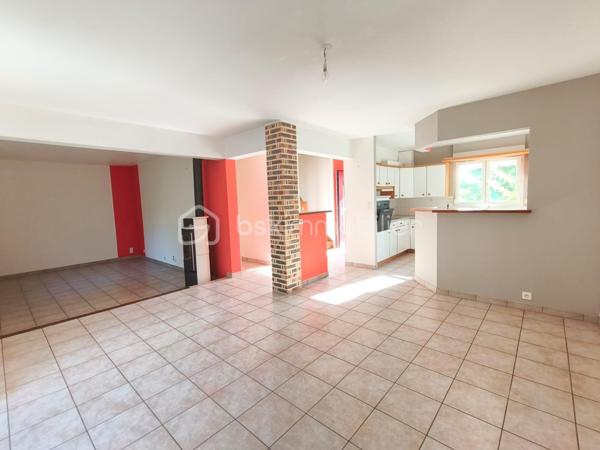 Dans le fond d'une impasse, vous pourrez vous installer dans ce pavillon de 1995 couvert en ardoise.
Il se compose d'une entrée, d'une tres belle piece de vie avec un poele à bois, grande et lumineuse avec un espace cuisine donnant sur la veranda.
A l'etage de la veranda une piece pouvant servir de bureau ou salle de sport.
Au même niveau wc, une chambre, une salle d'eau.
A l'etage un hall dessert, un dressing, une mezzanine, trois chambres, une salle de bain, wc.

Le gros atout un sous sol complet !!
avec un espace atelier, cave, buanderie, garage... avec une porte electrique.