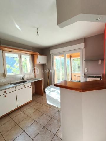 Dans le fond d'une impasse, vous pourrez vous installer dans ce pavillon de 1995 couvert en ardoise.
Il se compose d'une entrée, d'une tres belle piece de vie avec un poele à bois, grande et lumineuse avec un espace cuisine donnant sur la veranda.
A l'etage de la veranda une piece pouvant servir de bureau ou salle de sport.
Au même niveau wc, une chambre, une salle d'eau.
A l'etage un hall dessert, un dressing, une mezzanine, trois chambres, une salle de bain, wc.

Le gros atout un sous sol complet !!
avec un espace atelier, cave, buanderie, garage... avec une porte electrique.