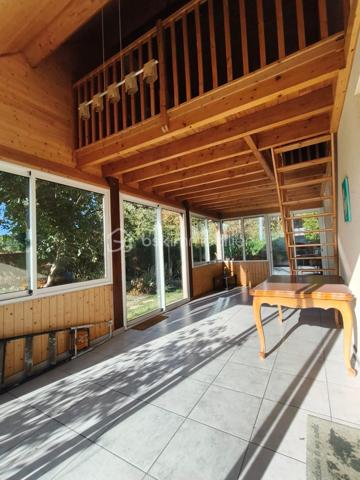 Dans le fond d'une impasse, vous pourrez vous installer dans ce pavillon de 1995 couvert en ardoise.
Il se compose d'une entrée, d'une tres belle piece de vie avec un poele à bois, grande et lumineuse avec un espace cuisine donnant sur la veranda.
A l'etage de la veranda une piece pouvant servir de bureau ou salle de sport.
Au même niveau wc, une chambre, une salle d'eau.
A l'etage un hall dessert, un dressing, une mezzanine, trois chambres, une salle de bain, wc.

Le gros atout un sous sol complet !!
avec un espace atelier, cave, buanderie, garage... avec une porte electrique.