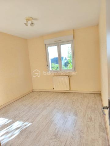 Dans le fond d'une impasse, vous pourrez vous installer dans ce pavillon de 1995 couvert en ardoise.
Il se compose d'une entrée, d'une tres belle piece de vie avec un poele à bois, grande et lumineuse avec un espace cuisine donnant sur la veranda.
A l'etage de la veranda une piece pouvant servir de bureau ou salle de sport.
Au même niveau wc, une chambre, une salle d'eau.
A l'etage un hall dessert, un dressing, une mezzanine, trois chambres, une salle de bain, wc.

Le gros atout un sous sol complet !!
avec un espace atelier, cave, buanderie, garage... avec une porte electrique.