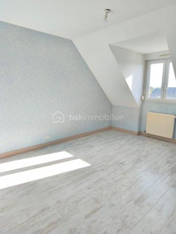 Dans le fond d'une impasse, vous pourrez vous installer dans ce pavillon de 1995 couvert en ardoise.
Il se compose d'une entrée, d'une tres belle piece de vie avec un poele à bois, grande et lumineuse avec un espace cuisine donnant sur la veranda.
A l'etage de la veranda une piece pouvant servir de bureau ou salle de sport.
Au même niveau wc, une chambre, une salle d'eau.
A l'etage un hall dessert, un dressing, une mezzanine, trois chambres, une salle de bain, wc.

Le gros atout un sous sol complet !!
avec un espace atelier, cave, buanderie, garage... avec une porte electrique.