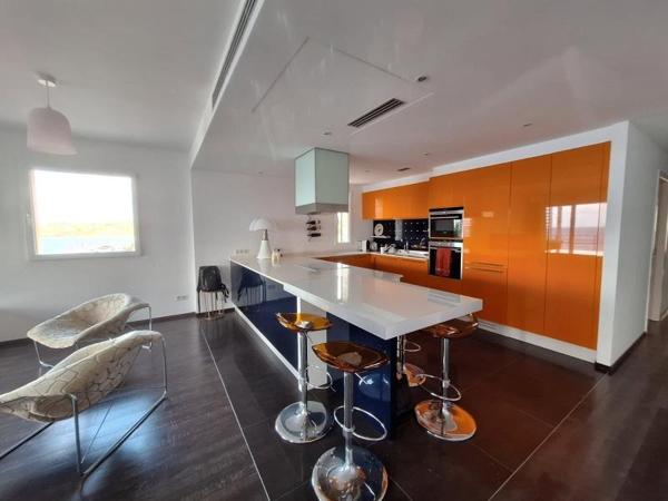 Appartement T3 de 117 m² pieds dans l'eau - dernier étage - vue mer Agosta (20166)