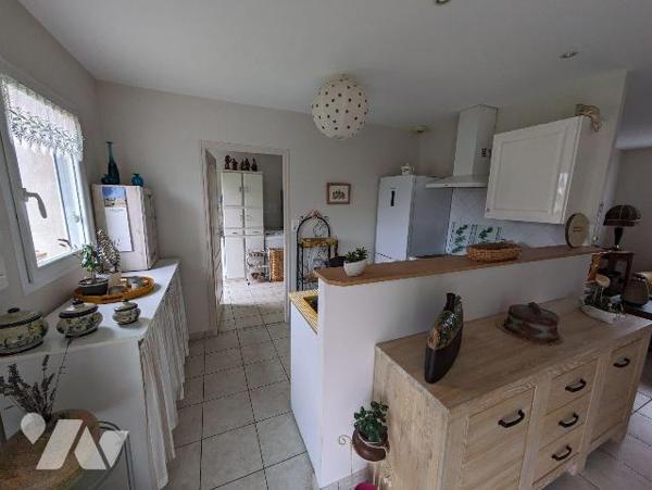 LES HERBIERS - Plain-pied de 2005 de 80 m² habitable en bon état offrant un lumineux salon/séjo...