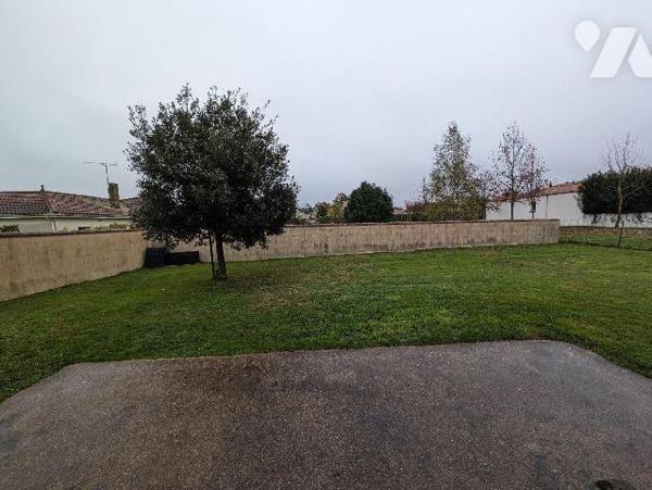 LES HERBIERS - Plain-pied de 2005 de 80 m² habitable en bon état offrant un lumineux salon/séjo...