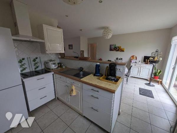 LES HERBIERS - Plain-pied de 2005 de 80 m² habitable en bon état offrant un lumineux salon/séjo...