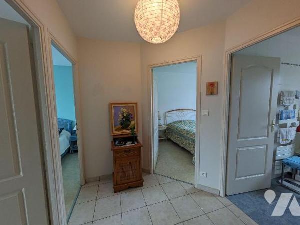 LES HERBIERS - Plain-pied de 2005 de 80 m² habitable en bon état offrant un lumineux salon/séjo...