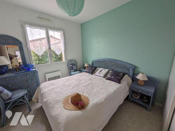 LES HERBIERS - Plain-pied de 2005 de 80 m² habitable en bon état offrant un lumineux salon/séjo...