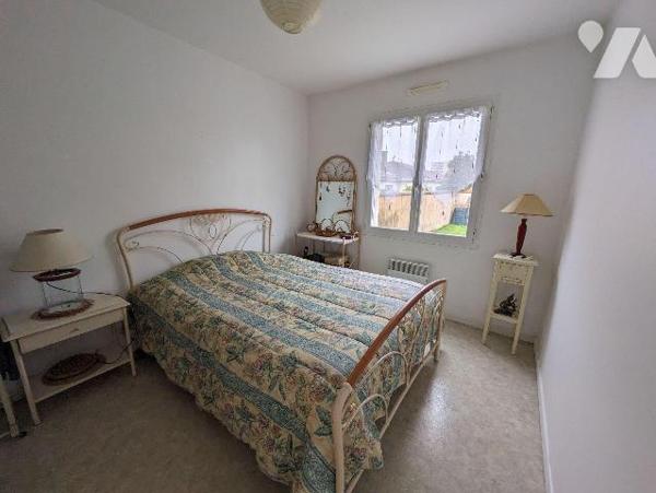 LES HERBIERS - Plain-pied de 2005 de 80 m² habitable en bon état offrant un lumineux salon/séjo...